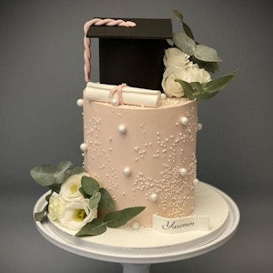 Graduation 👩‍🎓 Cake Fresh Flowers