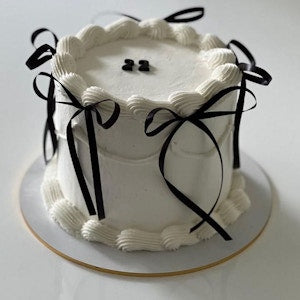 White Vintage Cake